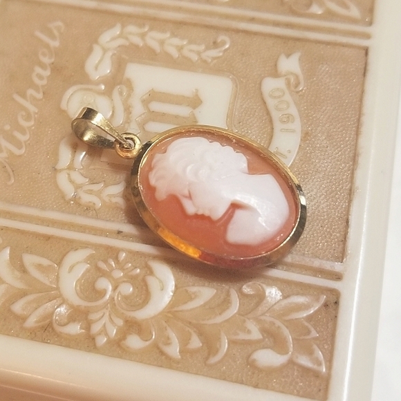 Hand Carved Shell VINTAGE Cameo Pendant - Picture 2 of 6